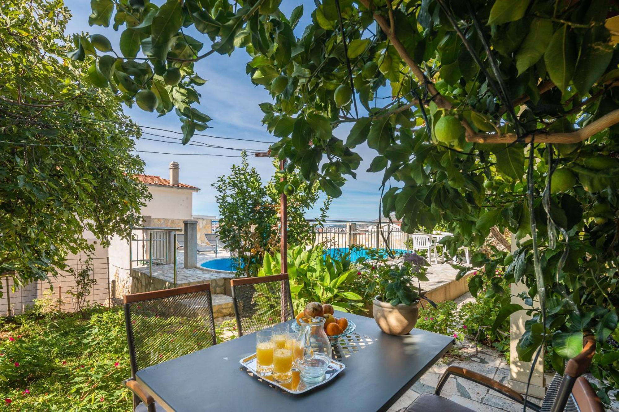 Apartments Roza Omiš Buitenkant foto